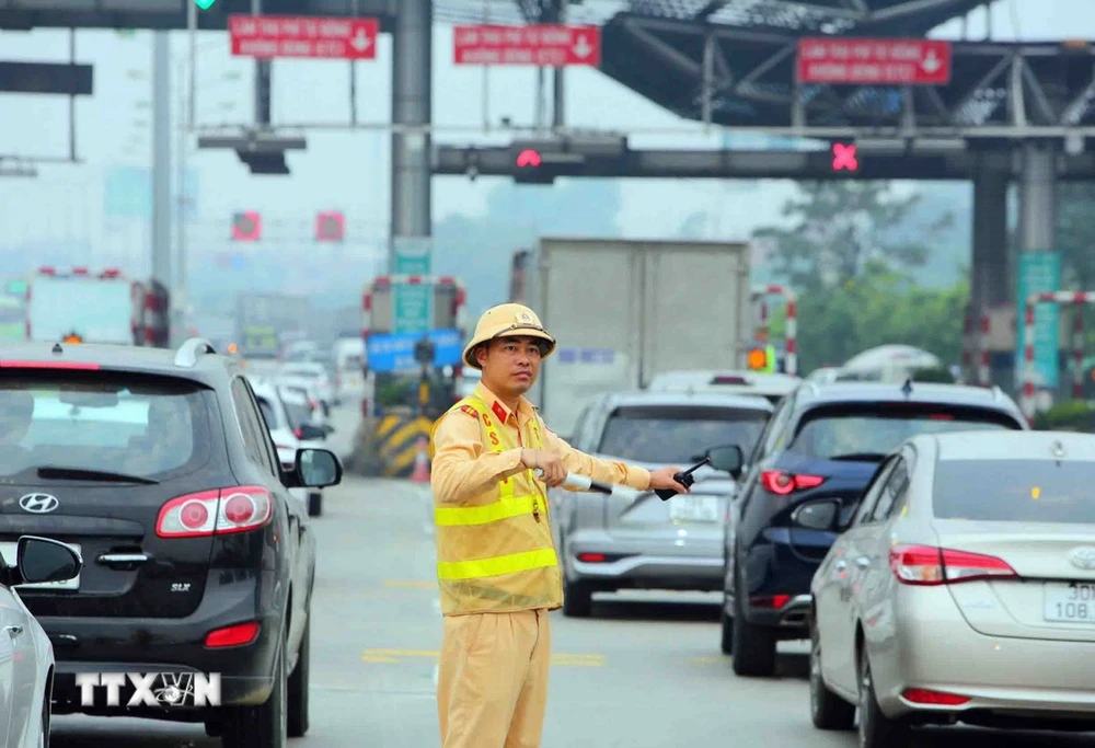 Lực lượng cảnh sát giao thông điều tiết, phân luồng giao thông. (Ảnh: Phạm Kiên/TTXVN)