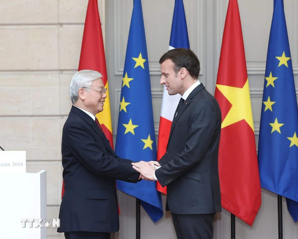 Tổng Bí thư Nguyễn Phú Trọng và Tổng thống Cộng hòa Pháp Emmanuel Macron trong chuyến thăm chính thức của Tổng Bí thư đến Cộng hòa Pháp năm 2018. (Ảnh: Trí Dũng/TTXVN)