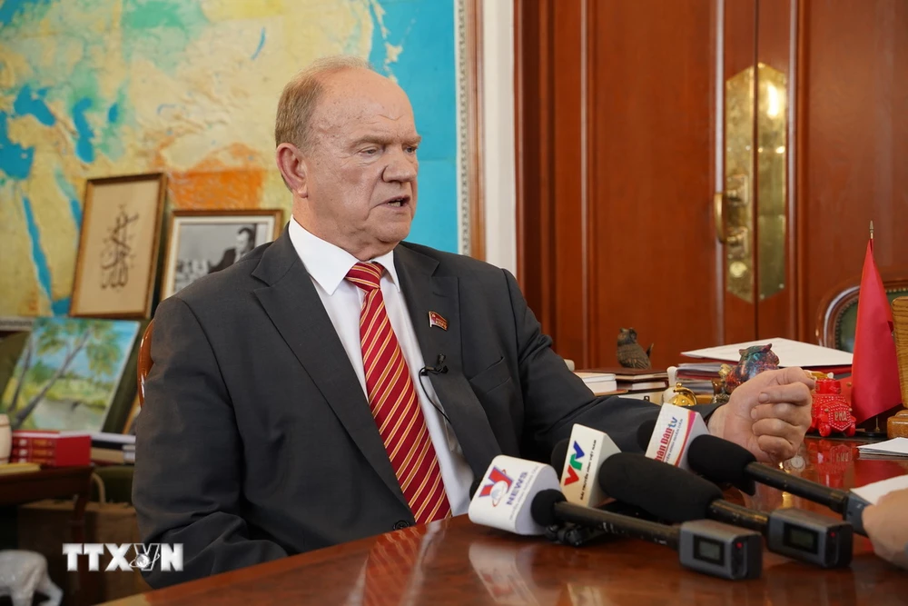 Chủ tịch KPRF Gennady Zyuganov trả lời phỏng vấn phóng viên TTXVN tại Liên bang Nga. (Ảnh: Duy Trinh/TTXVN)