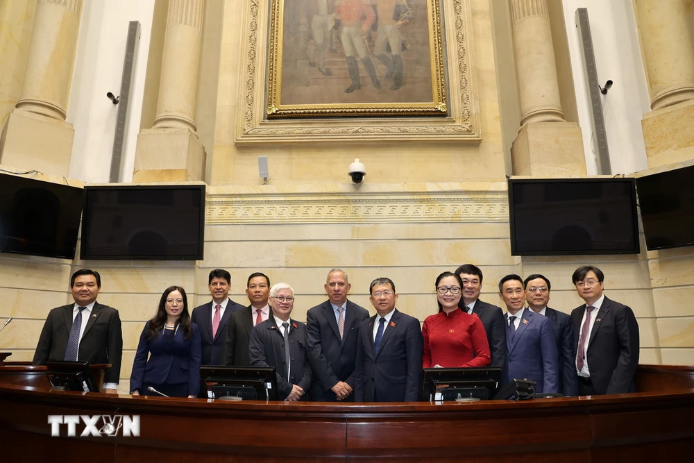 Đoàn đại biểu Ủy ban Đối ngoại Quốc hội Việt Nam và Phó Chủ tịch thứ nhất Thượng viện Colombia Jhon Jairo Roldán Avendaño tại trụ sở Thượng viện ở thủ đô Bogota. (Ảnh: Phi Hùng/TTXVN)