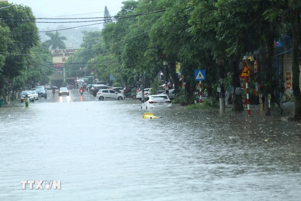 Nhiều tuyến đường bị ngập sâu do mưa to. (Ảnh: Quang Duy/TTXVN)