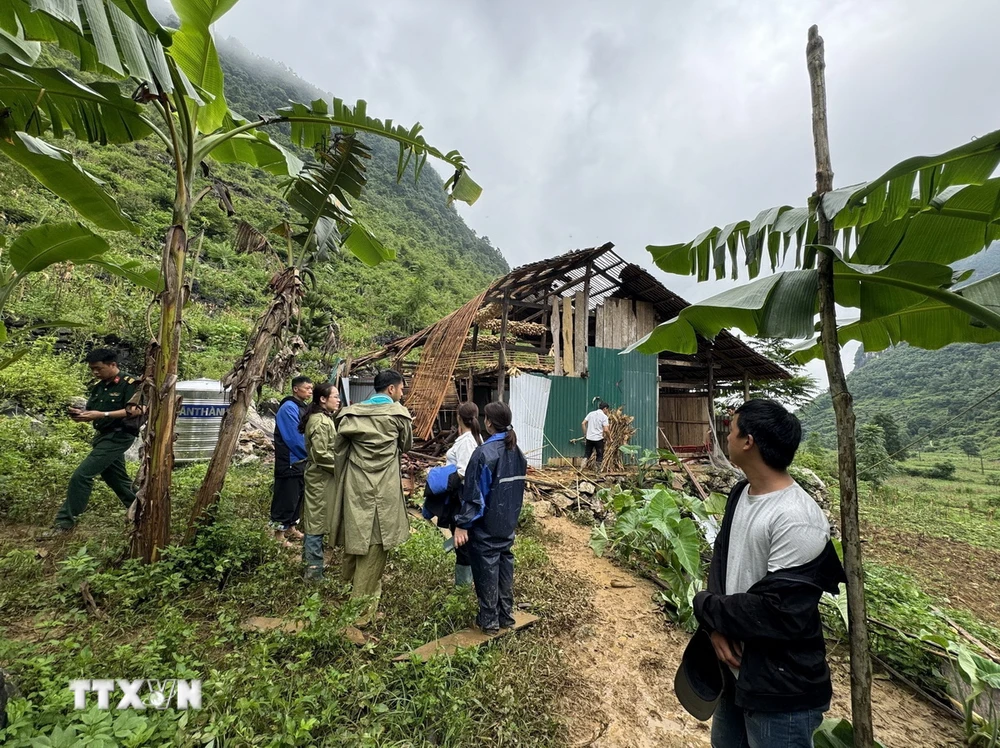 Cơ quan chức năng huyện Hà Quảng, tỉnh Cao Bằng kiểm tra, thăm hỏi, động viên hộ gia đình bị đá lở vào nhà khiến hai người thương vong. (Ảnh: TTXVN phát)