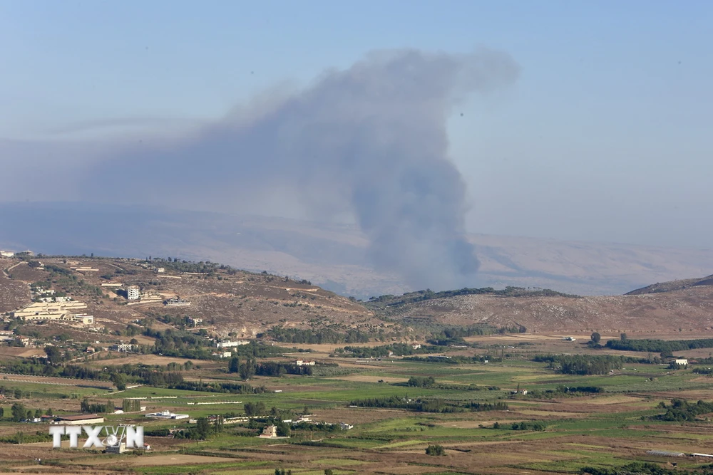 Khói bốc lên sau cuộc tấn công của lực lượng Hezbollah từ Liban xuống Beit Hillel, miền Bắc Israel ngày 30/7/2024. (Ảnh: THX/TTXVN)