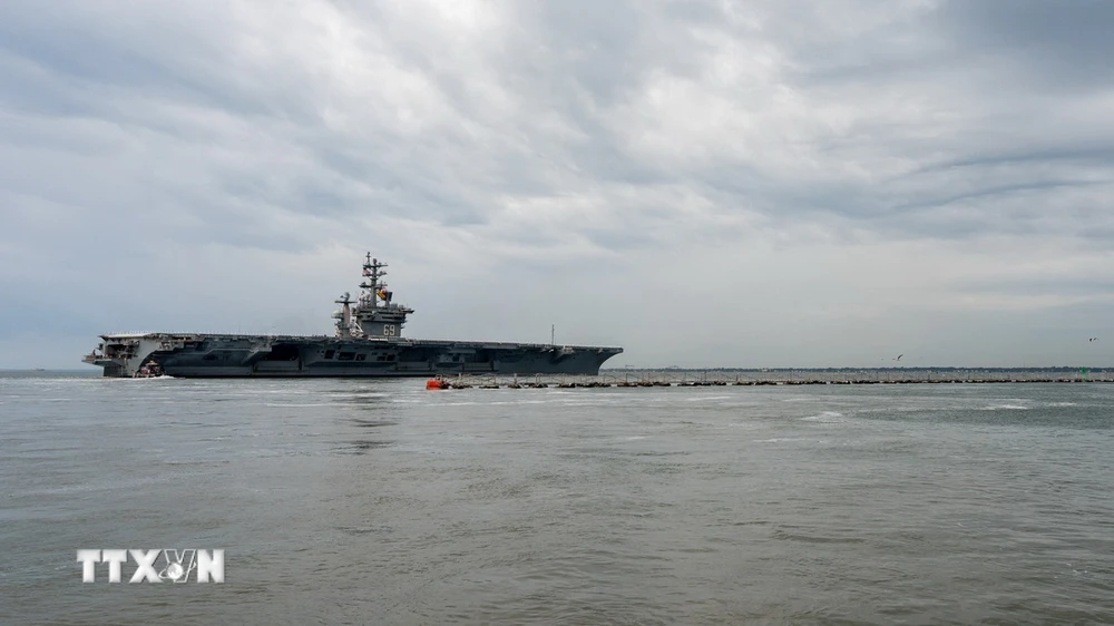 Tàu sân bay USS Dwight D. Eisenhower của Mỹ được triển khai từ căn cứ hải quân Norfolk ngày 14/10/2023. (Ảnh: AFP/TTXVN)