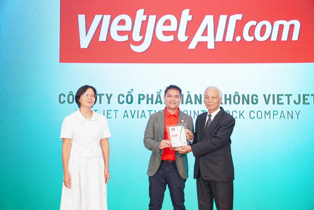 Ông Nguyễn An Di - Giám đốc Nhân sự Vietjet nhận giải thưởng tôn vinh Top 50 doanh nghiệp phát triển bền vững từ Ban Tổ chức.