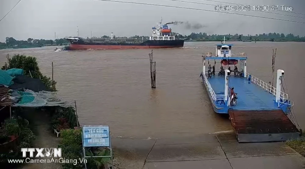 Khoảnh khắc tàu chở hàng va chạm với phà chở khách trên sông Vàm Nao được camera người dân quay lại. (Ảnh: TTXVN phát)