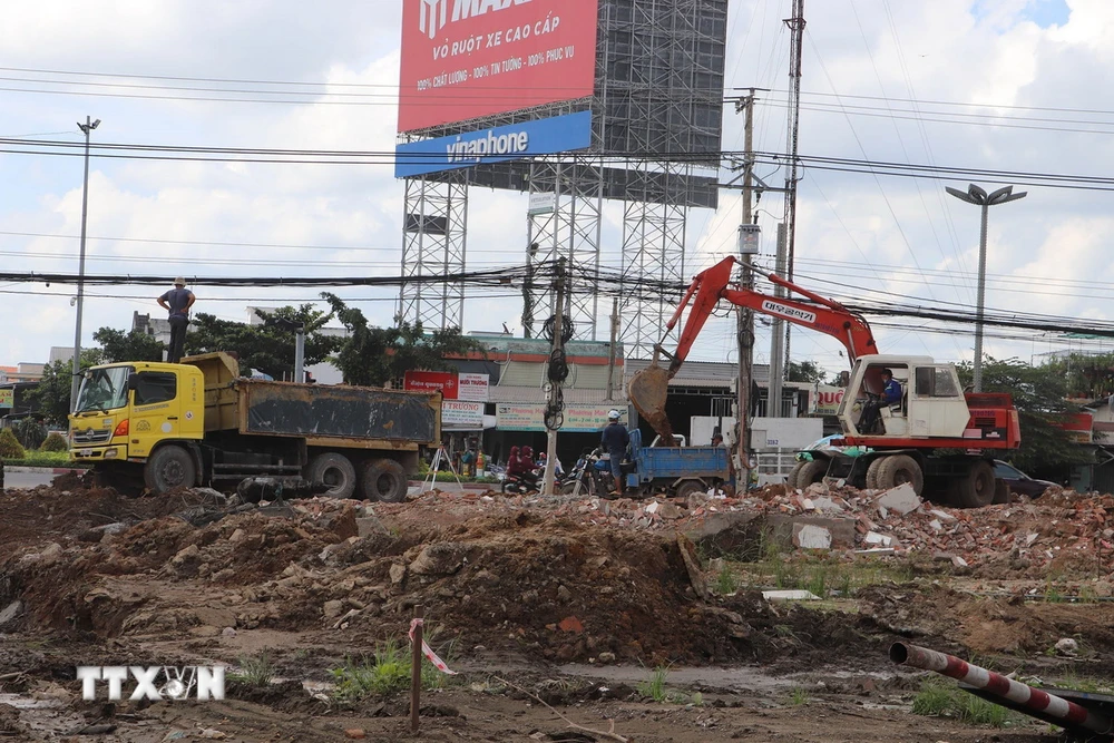 Thi công đường dẫn cầu Rạch Miễu 2, phía huyện Châu Thành, tỉnh Tiền Giang. (Ảnh: Minh Trí/TTXVN)