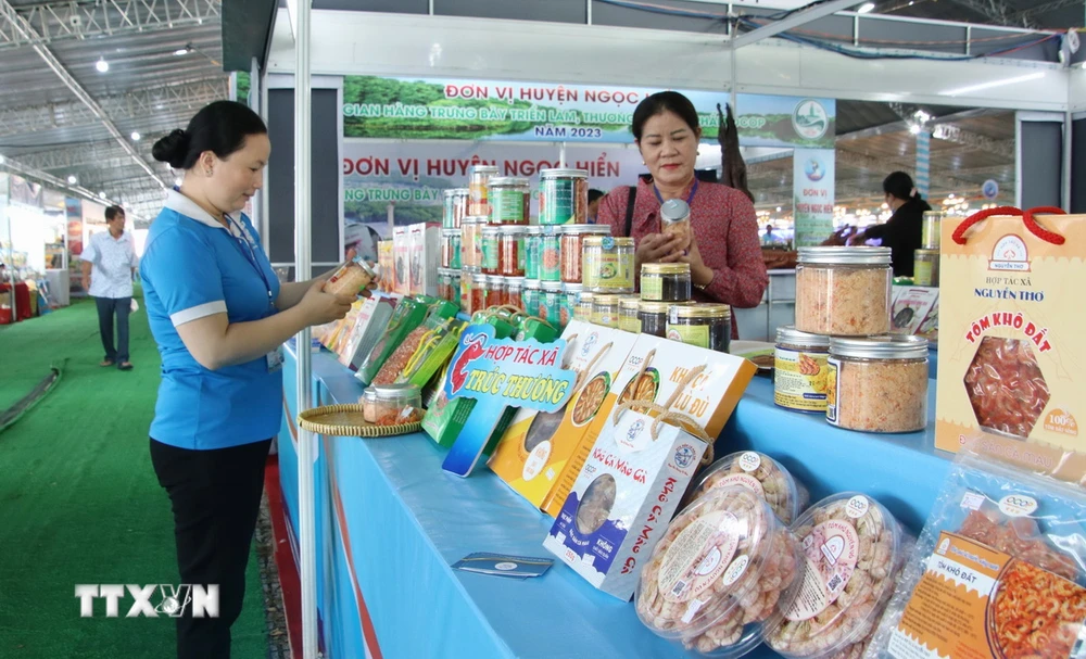 Gian hàng giới thiệu sản phẩm OCOP tại Festival Tôm Cà Mau. (Ảnh: Kim Há/TTXVN)