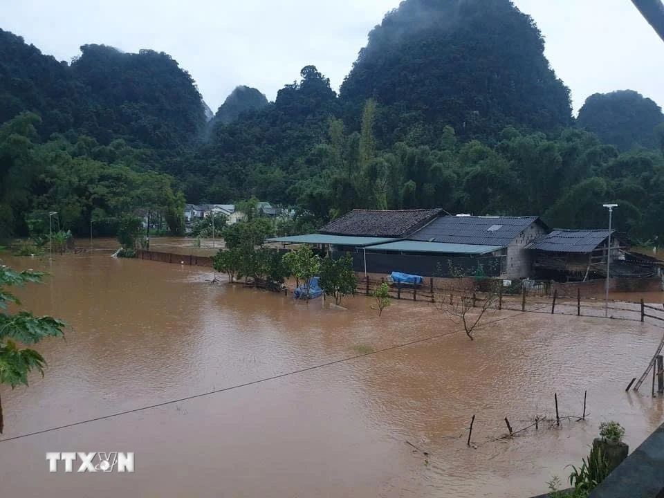 Nhiều nhà dân ở ven suối tại thị trấn Trà Lĩnh, huyện Trùng Khánh, tỉnh Cao Bằng bị ngập lụt. (Ảnh: TTXVN phát)