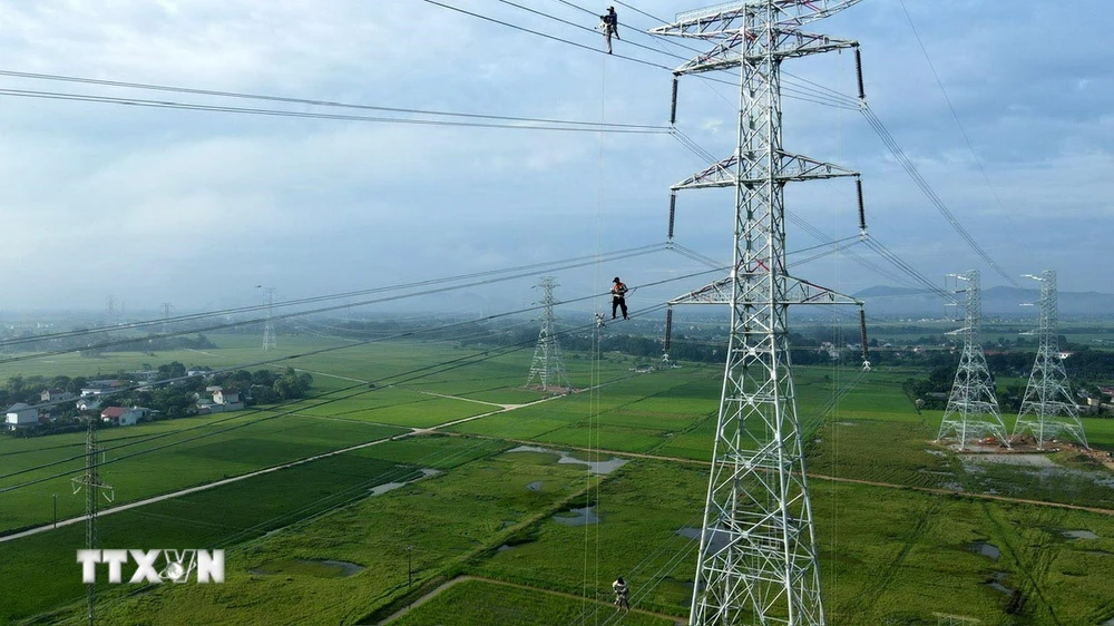 Thi công đường dây 500kV mạch 3. (Ảnh: Việt Hoàng/TTXVN)