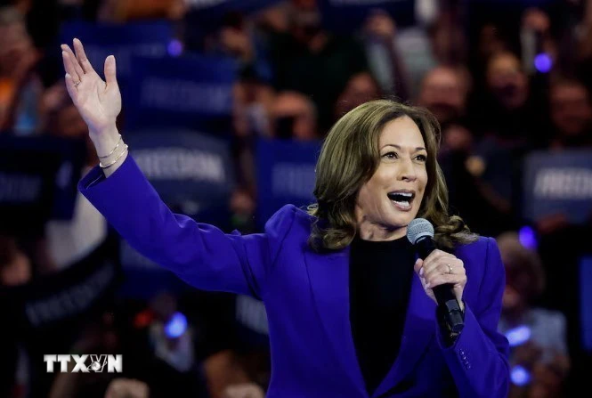 Phó Tổng thống Mỹ Kamala Harris phát biểu tại Đại hội toàn quốc của đảng Dân chủ ở thành phố Chicago, bang Illinois ngày 20/8. (Ảnh: Reuters/TTXVN)