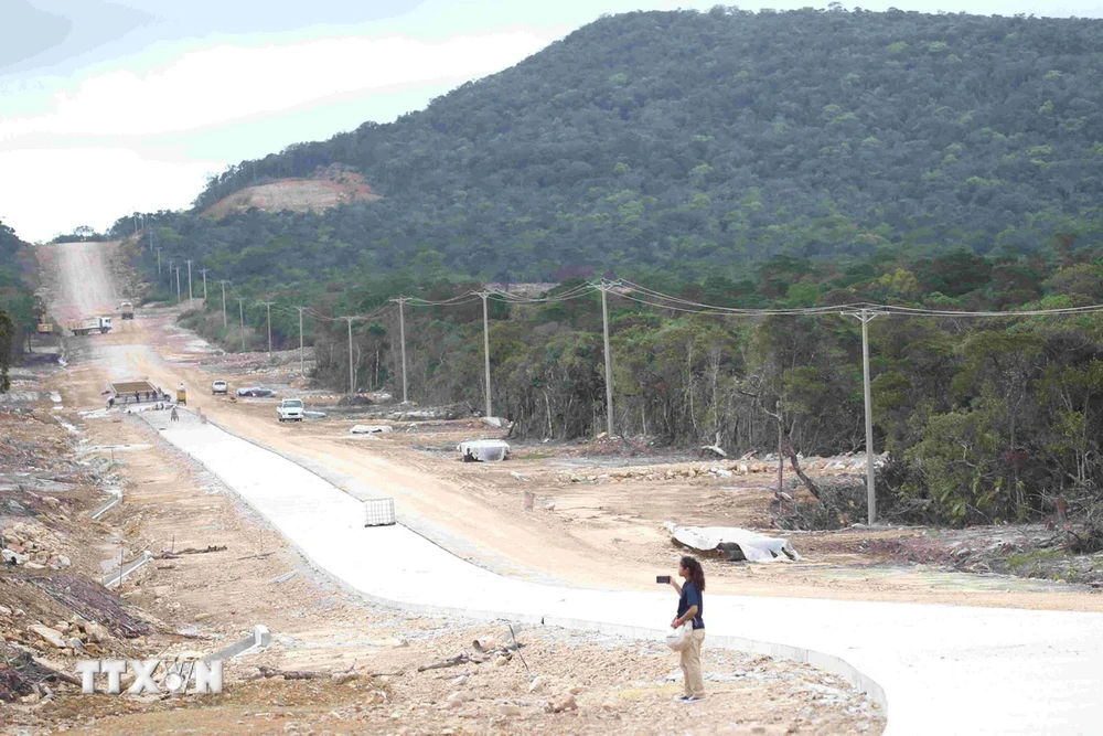 Tuyến đường giao thông dài khoảng 61km đi qua núi Bokor thuộc Vườn Quốc gia Bokor, thành phố Bokor, tỉnh Kampot, Campuchia. (Ảnh: Huỳnh Thảo/TTXVN)