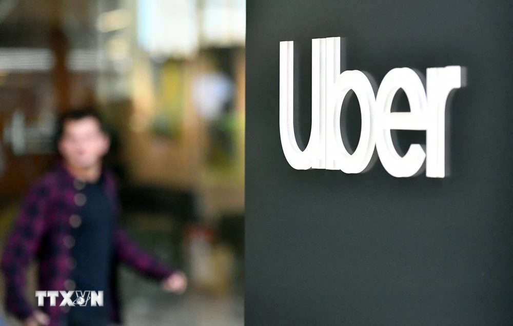 Biểu tượng của Hãng xe công nghệ Uber tại trụ sở công ty ở San Francisco, California, Mỹ. (Ảnh: AFP/TTXVN)