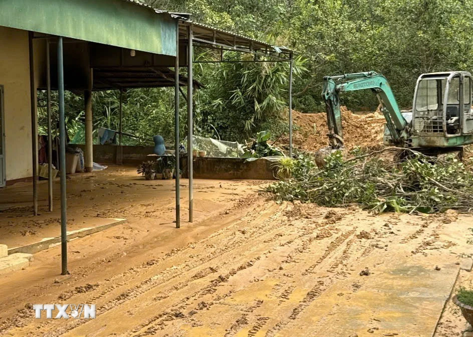 Tình trạng bùn đất chảy tràn xuống khuôn viên Trường Tiểu học Quang Trung (thị trấn Đạ Tẻh, huyện Đạ Tẻh) thường xuyên xảy ra vào mùa mưa. (Ảnh: TTXVN phát)