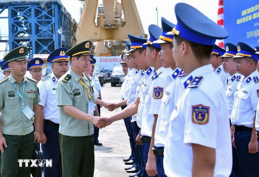 Đoàn công tác Cảnh sát biển Trung Quốc do Thiếu tướng Lưu Hậu Kiệt, Phó Chính ủy, Cảnh sát biển Trung Quốc làm Trưởng đoàn tới thăm và làm việc tại tại Hải đoàn 11 và tàu CSB 8004. (Ảnh: Hoàng Ngọc/TTXVN)