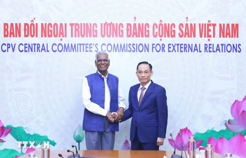 Trưởng Ban Đối ngoại Trung ương Lê Hoài Trung với Tổng Bí thư Đảng Cộng sản Ấn Độ Doraisamy Raja. (Ảnh: Phương Hoa/TTXVN)