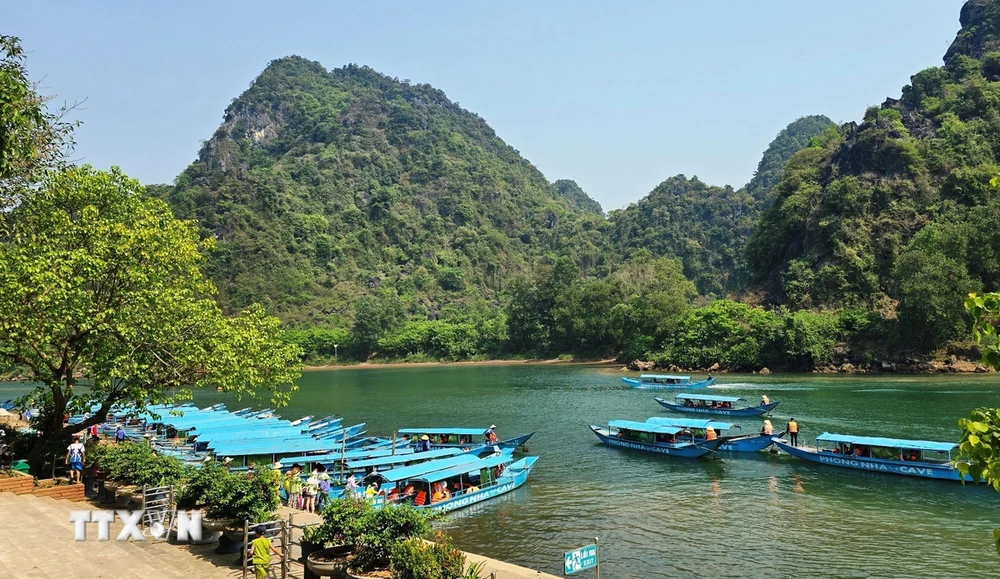 Bến thuyền Trung tâm Du lịch Phong Nha-Kẻ Bàng (Quảng Bình) tấp nập các hoạt động đón tiếp du khách đến tham quan. (Ảnh: TTXVN phát)