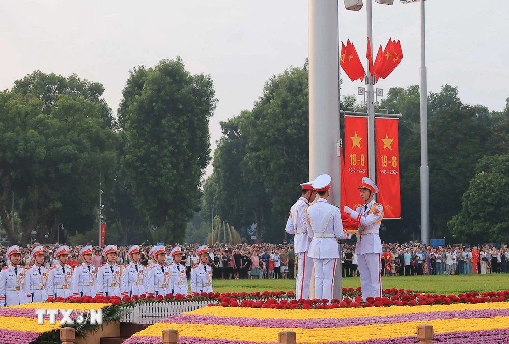 Đội tiêu binh thực hiện nghi lễ thượng cờ ngày Quốc khánh 2/9/2024. (Ảnh: Hoàng Hiếu/TTXVN)