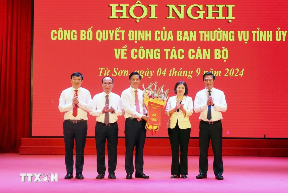 Phó Bí thư Thường trực Tỉnh ủy, Chủ tịch Hội đồng Nhân dân tỉnh Bắc Ninh Nguyễn Hương Giang (thứ 2 từ phải sang) trao quyết định cho tân Bí thư Thành ủy thành phố Từ Sơn Lưu Đình Thực. (Ảnh: Thanh Thương/TTXVN)