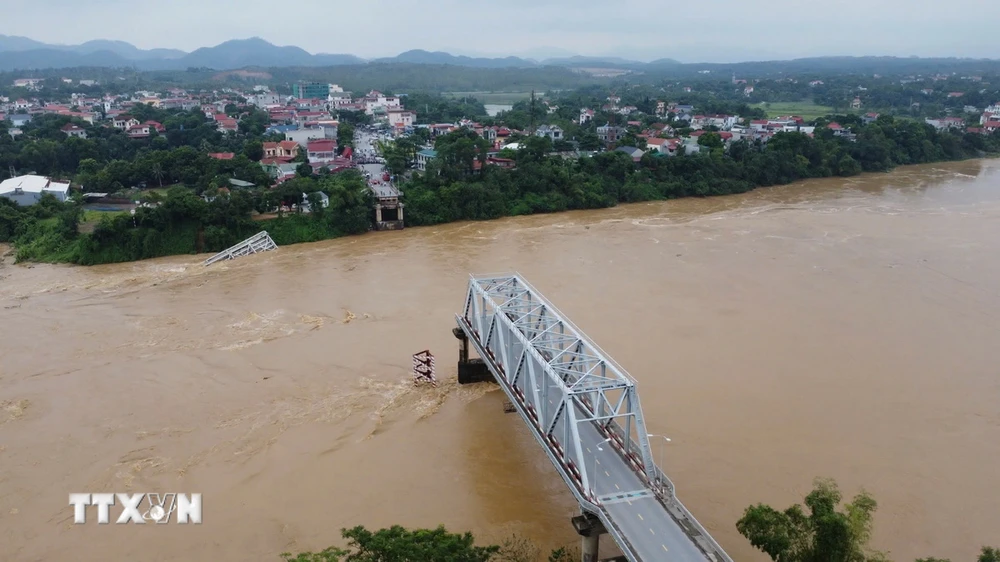 Cầu Phong Châu, tỉnh Phú Thọ, bị sập sáng 9/9. (Ảnh: Tạ Toàn/TTXVN)