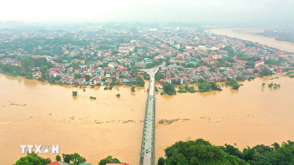 Nước sông Hồng lên cao, nhấn chìm các khu vực nằm ven sông ở thành phố Yên Bái, chiều 9/9. (Ảnh: Tuấn Anh /TTXVN)