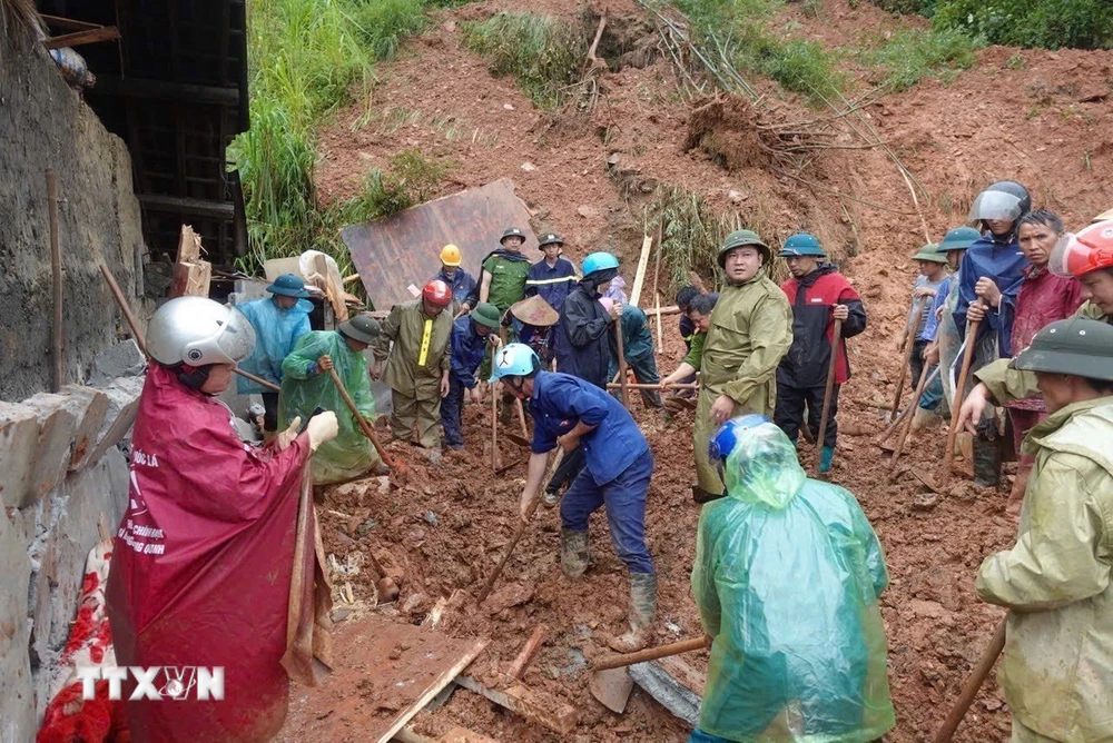 Đã có 104 người tử vong và mất tích do bão, lũ cuốn và sạt lở đất- Ảnh 1.