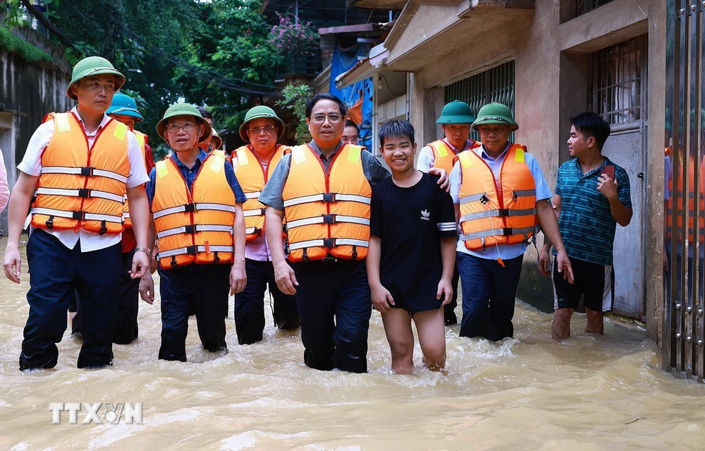 Thủ tướng Phạm Minh Chính đến kiểm tra, thăm hỏi động viên nhân dân xã Vân Hà, huyện Việt Yên, tỉnh Bắc Giang. (Ảnh: Dương Giang/TTXVN)