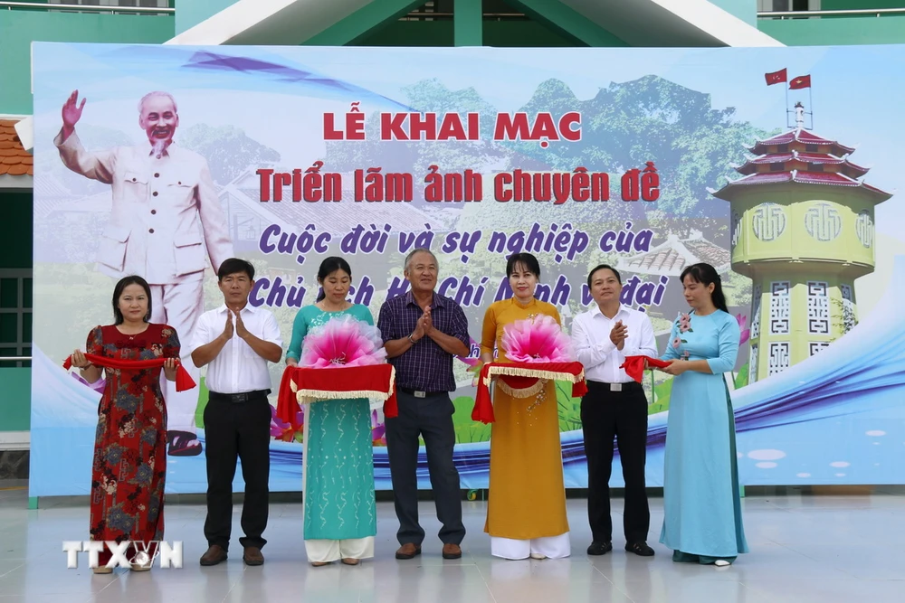 Đại biểu cắt băng Triển lãm ảnh 'Cuộc đời và sự nghiệp Chủ tịch Hồ Chí Minh' trên địa bàn huyện Tuy Phong, tỉnh Bình Thuận. (Ảnh: Nguyễn Thanh/TTXVN)