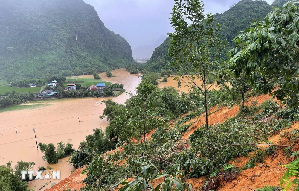 Một điểm sạt lở và ngập úng tại xã Kim Phượng, huyện Định Hóa, tỉnh Thái Nguyên. (Ảnh: Hoàng Nguyên/TTXVN)