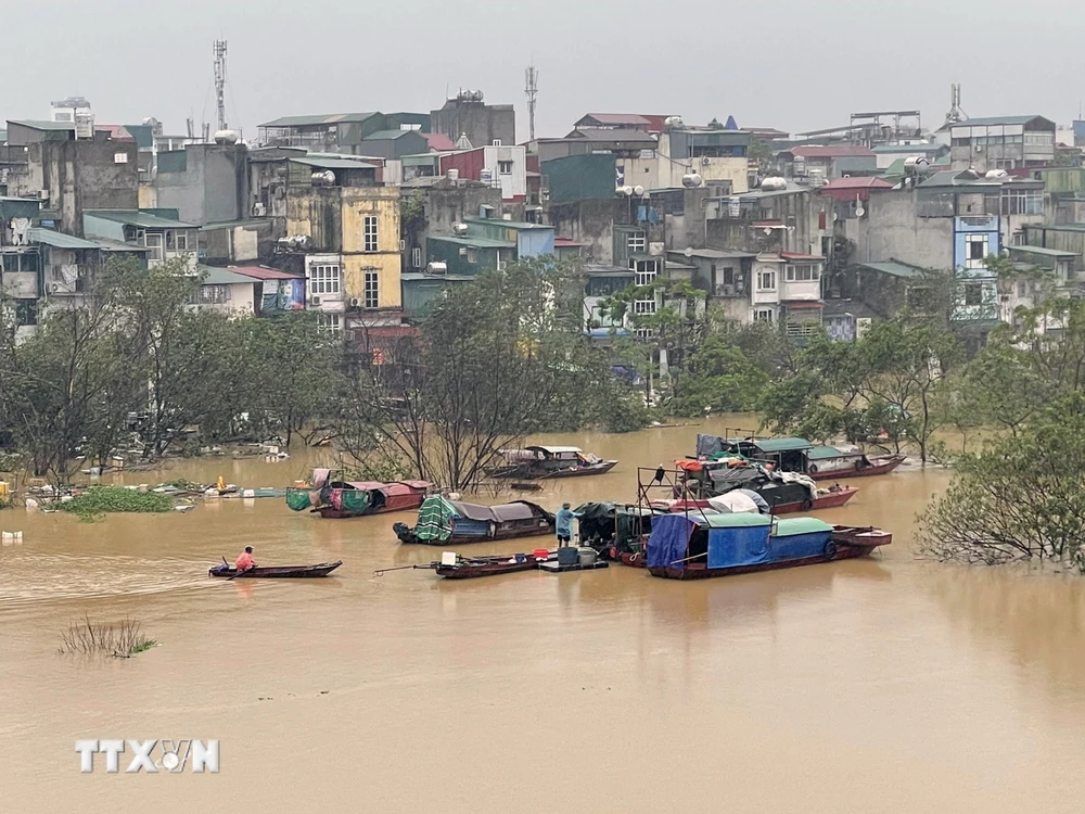 Lũ lên cao gây ngập lụt, cảnh báo cấp độ rủi ro thiên tai do lũ tại Hà Nội ở cấp 2. (Ảnh: Minh Quyết/TTXVN)