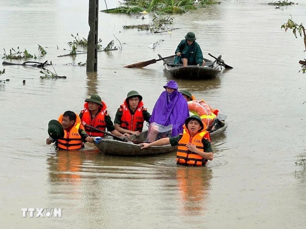 Việc di dời người dân đến nơi an toàn ưu tiên người yếu thế (người già, phụ nữ có thai, trẻ em…). (Ảnh: TTXVN phát)