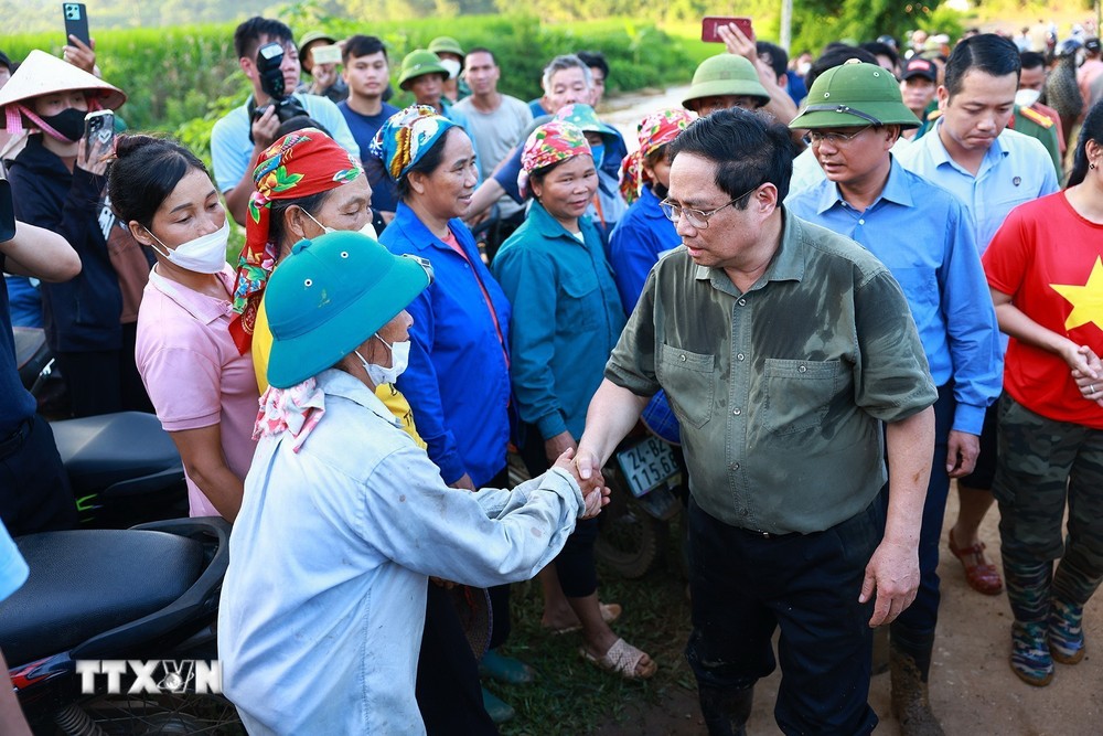 Thủ tướng Phạm Minh Chính chia sẻ, động viên nhân dân, gia đình nạn nhân bão số 3. (Ảnh: Dương Giang/TTXVN)