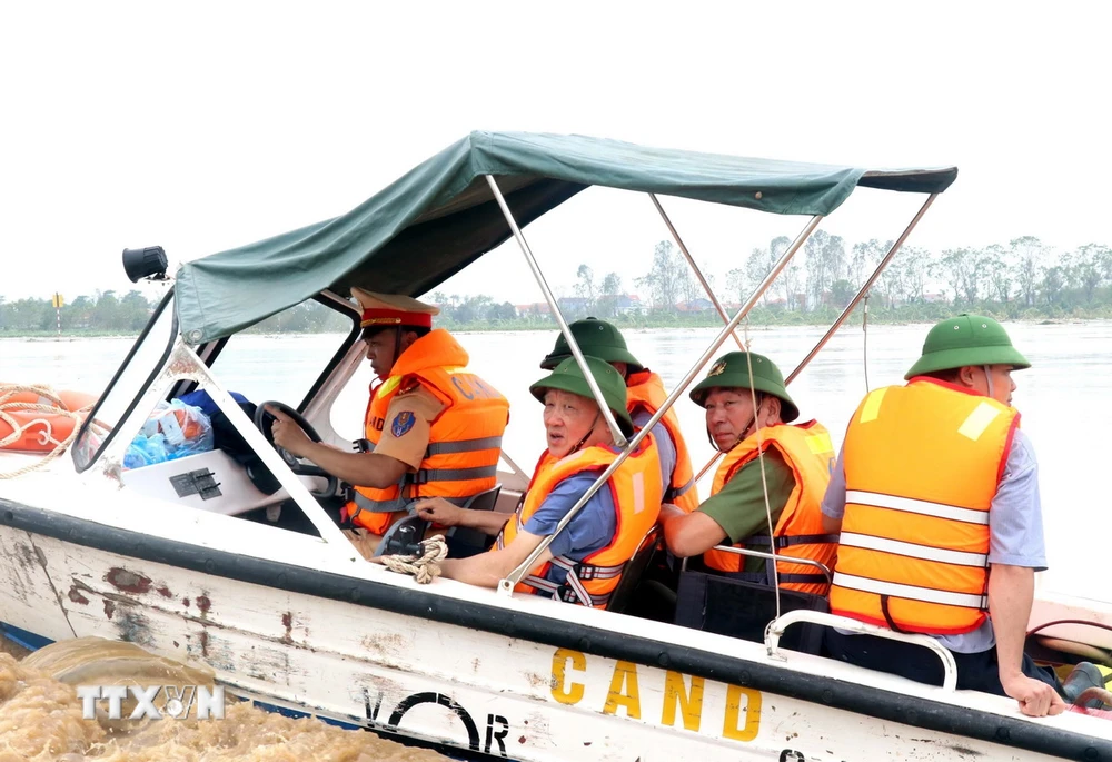 Phó Thủ tướng Thường trực Chính phủ Nguyễn Hòa Bình thị sát các địa phương của thành phố Hưng Yên bị ngập do lũ sông Hồng. (Ảnh: Đinh Văn Nhiều/TTXVN)