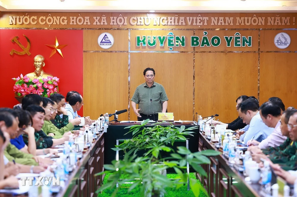 Thủ tướng Phạm Minh Chính phát biểu chỉ đạo tại cuộc làm việc với lãnh đạo tỉnh Lào Cai về công tác tìm kiếm cứu nạn. (Ảnh: Dương Giang/TTXVN)