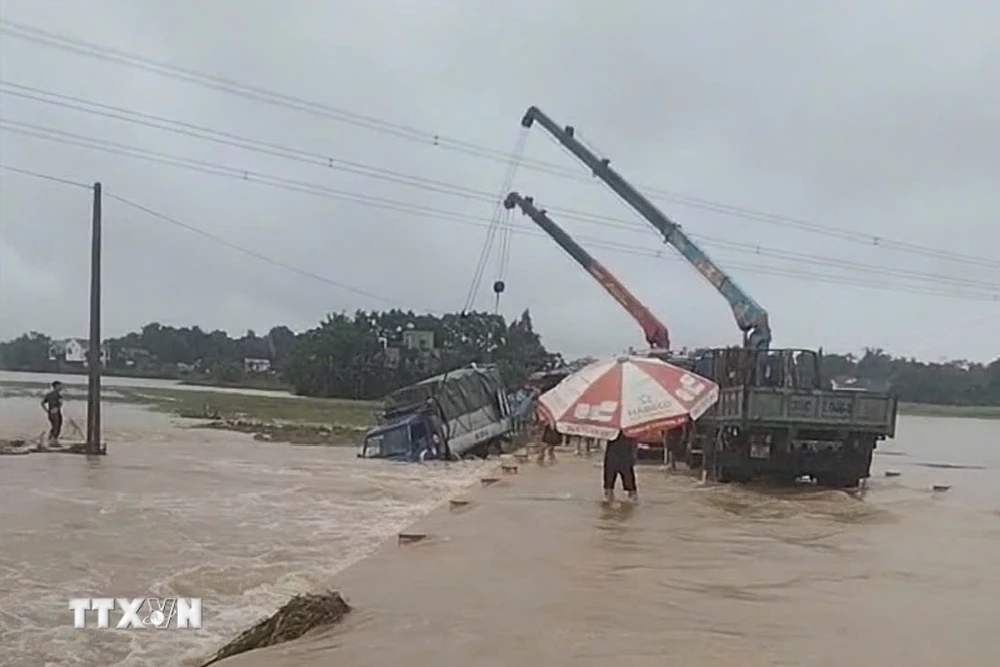 Một xe tải 1,5 tấn bị dòng nước lũ cuốn trôi khi lưu thông qua đập tràn Thành Tiến-Thành Long, huyện Thạch Thành, tỉnh Thanh Hóa. (Ảnh: TTXVN phát)