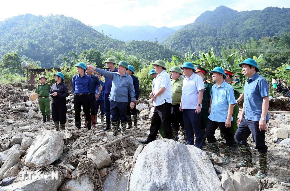 Ủy viên Bộ Chính trị, Bí thư Trung ương Ðảng, Trưởng Ban Tuyên giáo Trung ương Nguyễn Trọng Nghĩa và Đoàn công tác kiểm tra tình hình thiệt hại do cơn bão số 3 gây ra tại xã Ngọc Chiến, huyện Mường La, tỉnh Sơn La. (Ảnh: Quang Quyết/TTXVN)