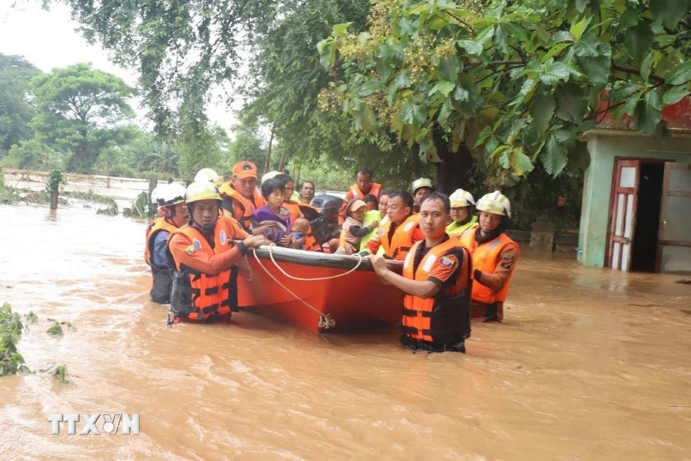 Lực lượng cứu hộ sơ tán người dân khỏi vùng ngập lụt tại Nay Pyi Taw, Myanmar, ngày 12/9. (Ảnh: THX/TTXVN)