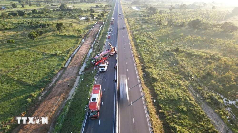 Tai nạn giữa hai xe khách trên cao tốc Vĩnh Hảo-Phan Thiết, 2 người tử vong - Ảnh 1.