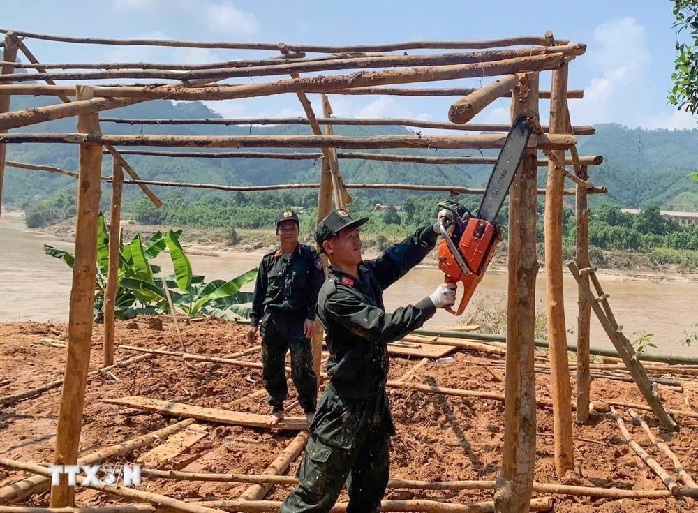 Lực lượng công an nhân dân dựng nhà cho người dân tỉnh Lào Cai. (Ảnh: TTXVN)