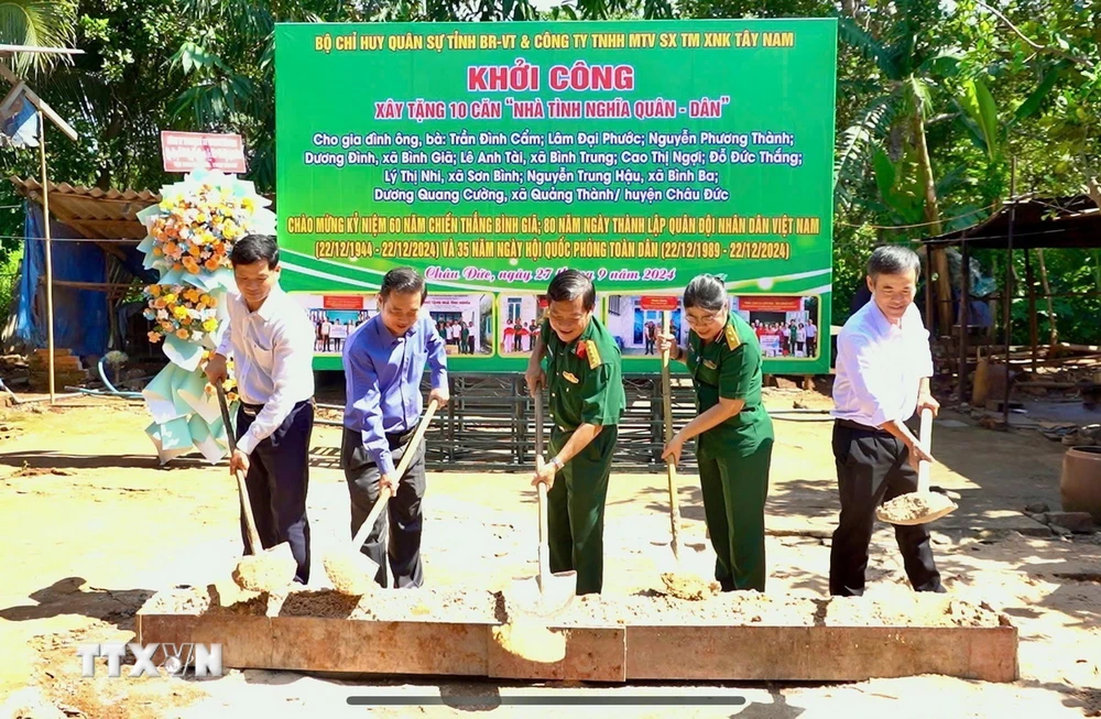 Đại diện lãnh đạo Bộ Chỉ huy Quân sự tỉnh, Ủy ban Nhân dân huyện Châu Đức, đơn vị tài trợ thực hiện nghi lễ khởi công. (Ảnh: TTXVN phát)