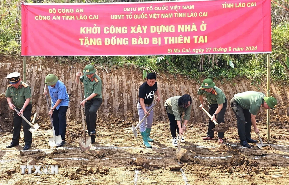 Các đại biểu khởi công xây dựng nhà ở cho hộ dân bị ảnh hưởng nặng nề sau bão. (Ảnh: TTXVN phát)