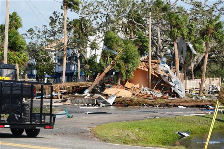 Cây cối và công trình bị tàn phá ở Steinhatchee, bang Florida. (Nguồn: USA Today)