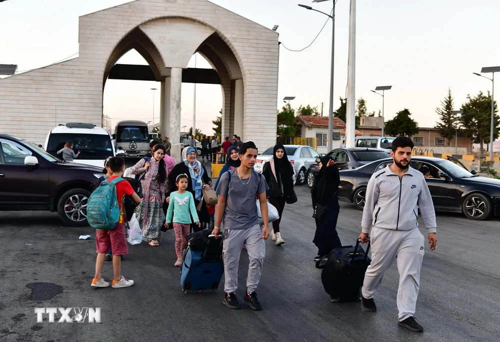 Người dân sơ tán khỏi Liban di chuyển qua cửa khẩu biên giới Jdeidat Yabous với Syria. (Nguồn: THX/TTXVN)