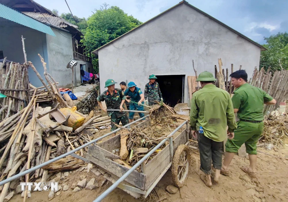 Lực lượng quân đội, công an được huy động giúp nhân dân xã Lượng Minh, huyện Tương Dương khắc phục hậu quả lũ quét. (Ảnh: TTXVN phát)