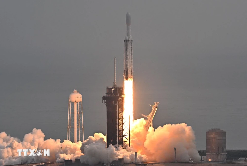 Tên lửa đẩy Falcon Heavy của Công ty SpaceX mang theo tàu vũ trụ Psyche rời bệ phóng tại Trung tâm Vũ trụ Kennedy ở bang Florida (Mỹ), ngày 13/10/2023. (Ảnh: AFP/TTXVN)