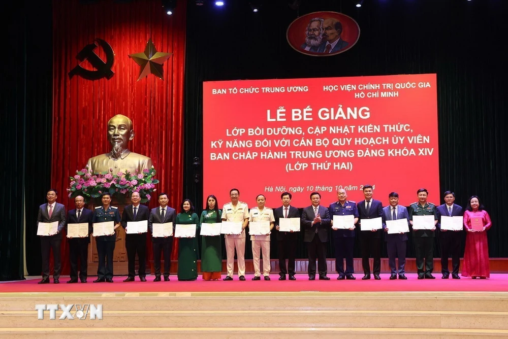 Giáo sư-Tiến sỹ Nguyễn Xuân Thắng, Giám đốc Học viện Chính trị Quốc gia Hồ Chí Minh, Chủ tịch Hội đồng Lý luận Trung ương trao Giấy chứng nhận tốt nghiệp cho các học viên. (Ảnh: Văn Điệp/TTXVN)