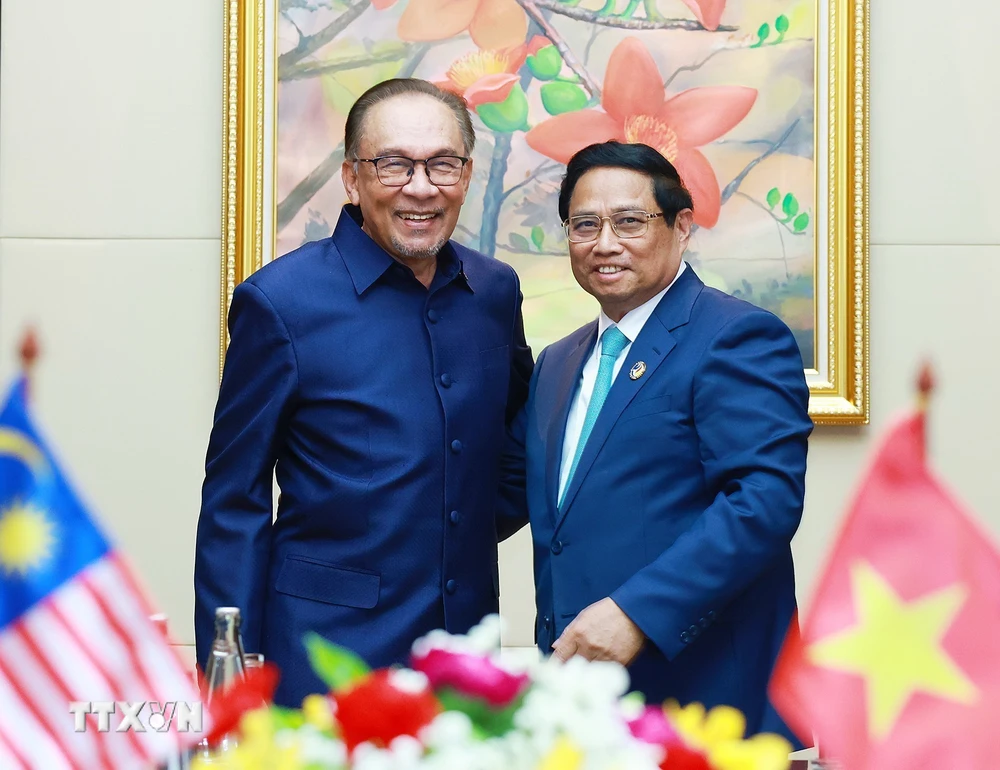 Thủ tướng Phạm Minh Chính gặp Thủ tướng Malaysia Anwar Ibrahim. (Ảnh: Dương Giang/TTXVN)