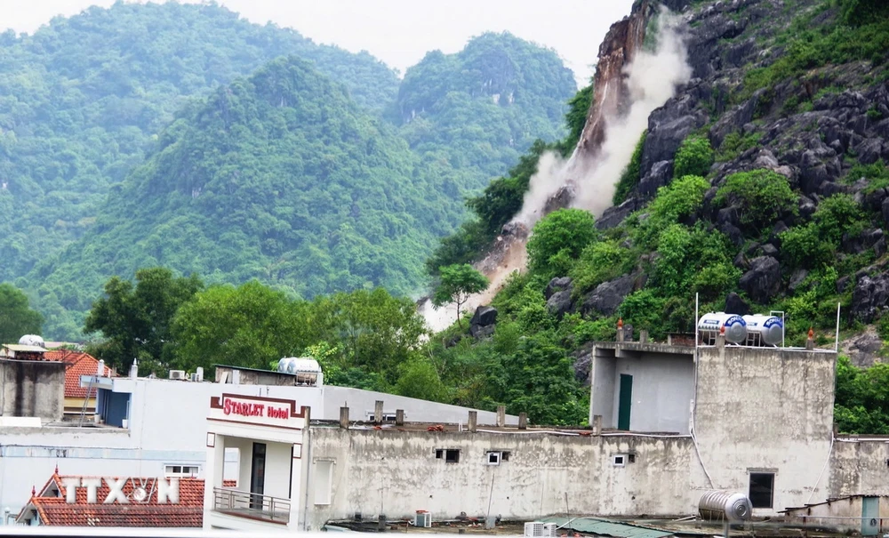 Dùng mìn phá hủy và đưa khối đá trượt xuống vị trí dưới chân núi theo đúng phương án đề ra. (Ảnh: TTXVN phát)