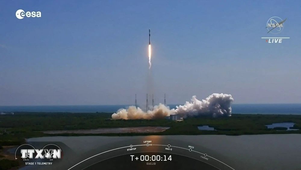 Tên lửa đẩy Falcon 9 mang theo tàu vũ trụ Euclid rời bệ phóng tại Trung tâm vũ trụ Kennedy ở Florida, Mỹ. Ảnh: AFP/TTXVNTên lửa đẩy Falcon 9 mang theo Euclid rời bệ phóng tại Trung tâm vũ trụ Kennedy ở Florida, Mỹ. (Ảnh: AFP/TTXVN)