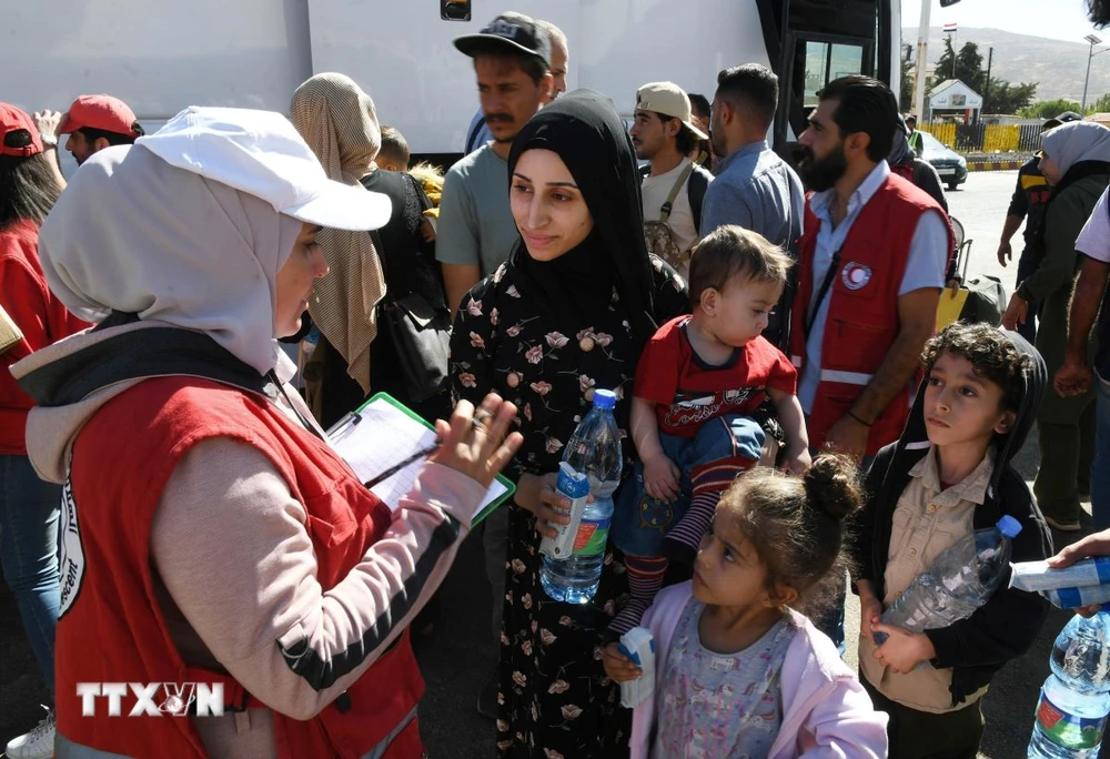 Người dân Liban sơ tán tránh xung đột tới cửa khẩu Jdeidet Yabous ở biên giới Syria-Liban, ngày 15/10. (Ảnh: THX/TTXVN)